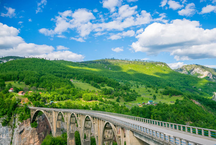 跨越黑山北部塔拉河峡谷的djurdjevic桥
