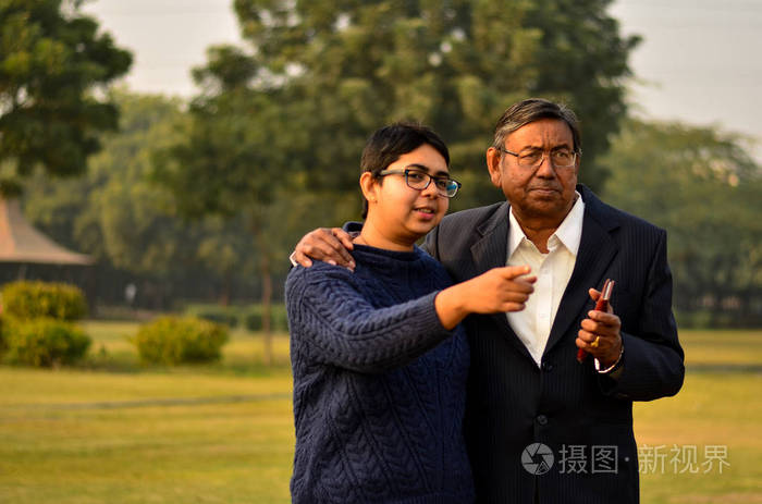 印度新德里的一个公园里，一位留着短发的年轻印度妇女和他的父亲展开了一场生动的讨论
