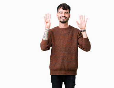 年轻英俊的男人穿着冬天的毛衣，在孤立的背景上，用手指第九，微笑着自信和快乐。