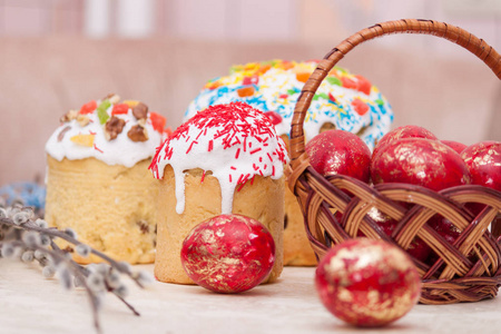 复活节篮子，上面画着鸡蛋，复活节蛋糕，面包，KulichPaska。 复活节快乐。