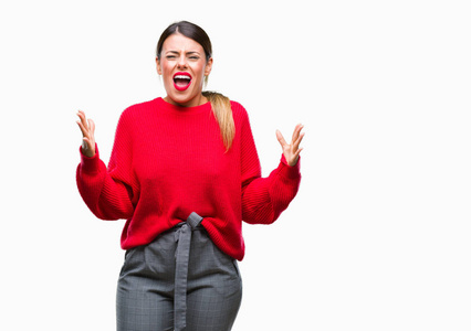 年轻漂亮的女商人穿着冬天的毛衣,在孤立的背景上疯狂疯狂地大喊大叫