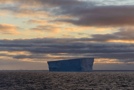 南极海景与冰山