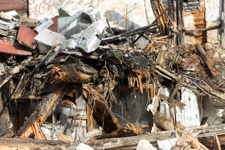 爆炸危机一座废弃的房子在贫民区倒塌了.房子被毁了.