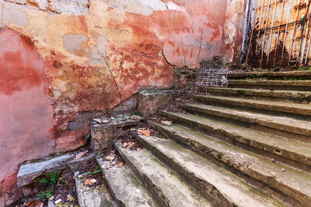 一个古老的开放的外石楼梯。 石水泥台阶的旧楼梯，有风化和破坏的痕迹。 古老的石阶，古老的破碎磨损的台阶。 选择性聚焦