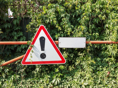 紧急三角形图片