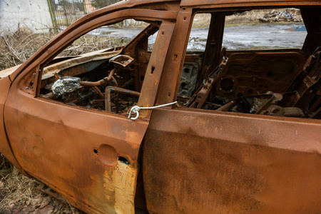 在停车场放火烧汽车.