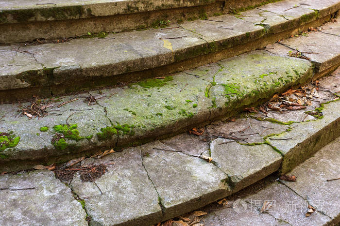 石水泥台阶的旧楼梯,有风化和破坏的痕迹.