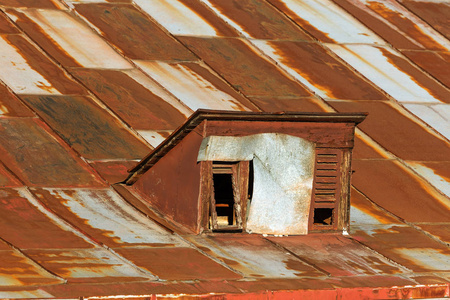 旧金属屋顶是由镀锌板金属制成的，表面有锈迹。 城市小区生锈的锌金属屋顶。 金属侵蚀铁锈大气对铁锌的影响