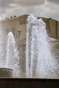 城市喷泉。 炎热夏天城市公园的喷泉。 美丽的城市喷泉里的水滴和明亮的水溅。 城市喷泉中波光粼粼的水流