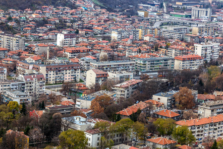 保加利亚普罗瓦迪亚2015年11月19日古城位于山脚下的一个山谷，古寺堡奥韦奇。 经济危机可以看作是平铺的屋顶。