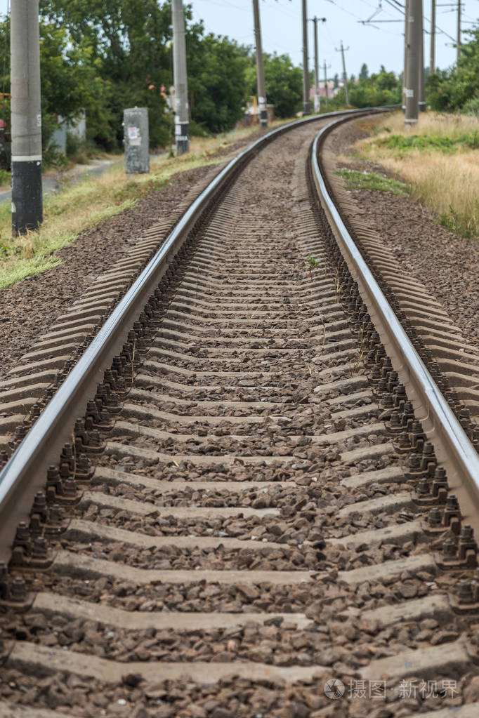 景观中的旧铁轨. 陆地上的铁轨. 轨道在页面中心的前列.