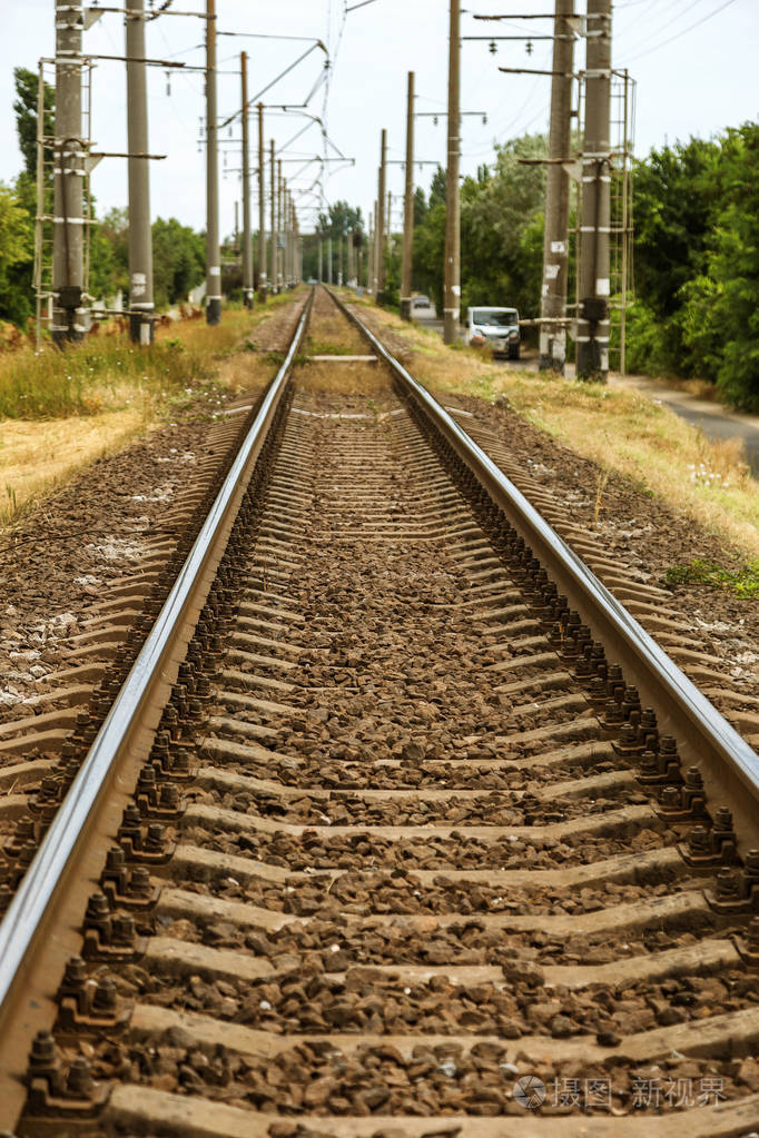 透视的旧铁轨. 景观中的旧铁轨. 陆地上的铁轨.