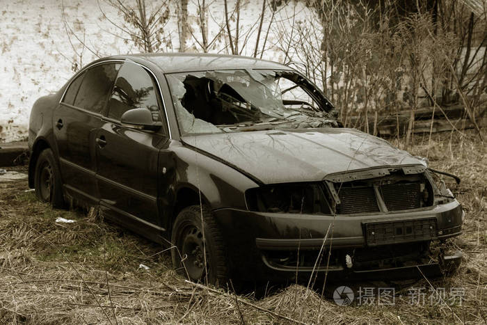 一辆破车撞了一个变形的车体. 汽车事故的后果. 破碎的破车