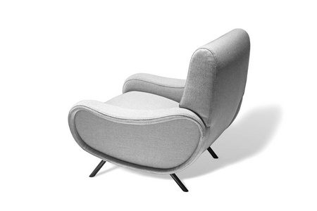 白色扶手椅。 白色背景上的现代设计师椅子。 纺织装潢椅