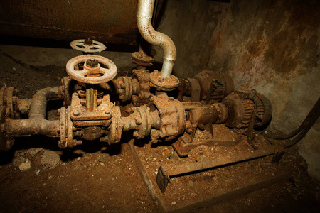 潮湿地下室的旧锅炉房. 工业建筑的废弃内部. 旧损坏的锅炉房.