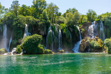 波斯尼亚和黑塞哥维那克拉维斯国家公园风景如画的瀑布