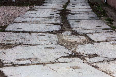 损坏的道路开裂沥青黑顶，有坑洞和补丁坏道路。 非常糟糕的柏油路有很大的洞。 道路建设中的可怕技术。 农村道路