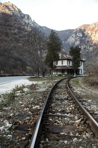 皮林山上的旧狭窄铁路。 戏剧性的风景。 铁路在秋天的山景。 多云的云过山。 贫穷国家的旅行概念。 复古风格