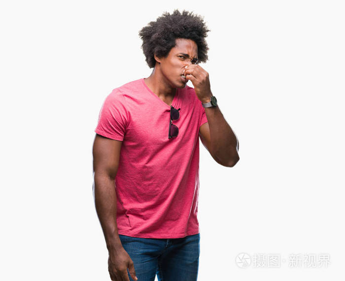 上闻到一些臭味和令人恶心的难以忍受的气味,屏住呼吸,手指在鼻子上
