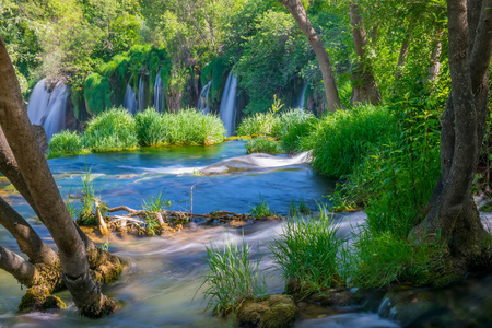 波斯尼亚和黑塞哥维那国家公园风景如画的克拉维斯瀑布