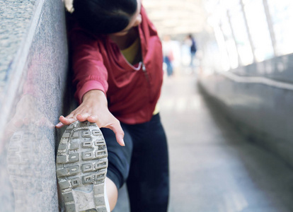 把漂亮的女人关起来，在运动前准备好身体。