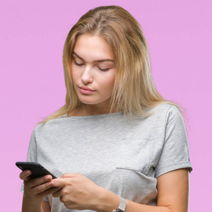 年轻的白种人女人用智能手机在孤立的背景下发送信息，聪明的脸上有自信的表情，认真的思考