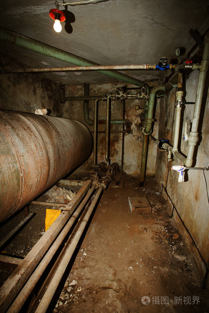 潮湿地下室的旧锅炉房. 工业建筑的废弃内部. 旧损坏的锅炉房.