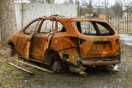 烧焦的车。 在停车场放火烧汽车。 匪徒在莫洛托夫鸡尾酒后对消防车的破坏进行战争。 变形烧毁的机器。 车祸的后果。 被纵火破坏