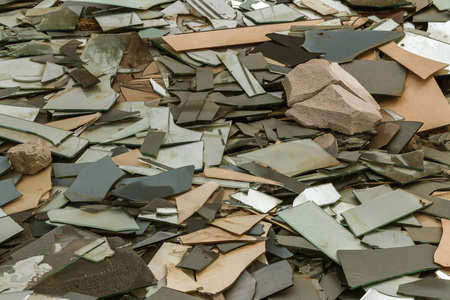 总有人像一束光垃圾场里有一大堆破碎的玻璃碎片.