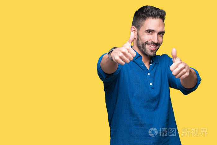 看着相机赢家的手势.