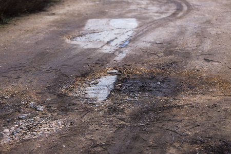 损坏的道路开裂沥青黑顶，有坑洞和补丁坏道路。 非常糟糕的柏油路有很大的洞。 道路建设中的可怕技术。 农村道路