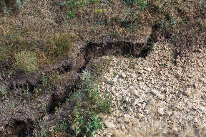 大层土挡路下降的大裂缝. 山体滑坡斜坡脚下筑坝人的致命危险