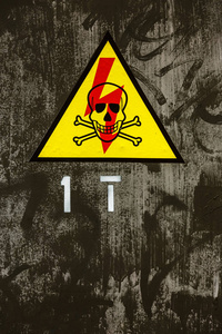 黄色三角形危险标志与黑色头骨红色拉链在老式的旧背景。 触电后死亡的信号。 标志很危险。 门外危险的致命危险