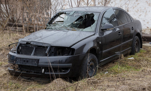 一辆破车撞了一个变形的车体. 汽车事故的后果. 破碎的破车照片