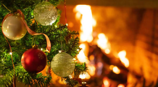 圣诞节时间温暖的家。 圣诞树靠近模糊燃烧的壁炉背景复制空间
