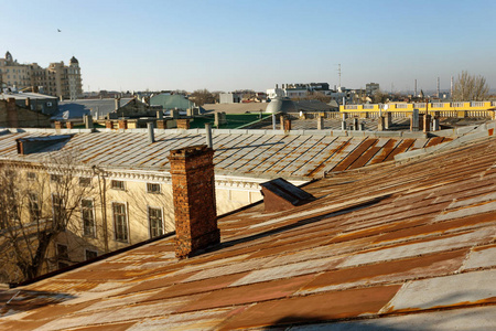 旧金属屋顶是由镀锌板金属制成的，表面有锈迹。 城市小区生锈的锌金属屋顶。 金属侵蚀铁锈大气对铁锌的影响