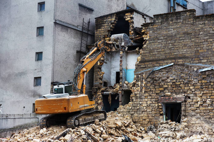 一所废弃的房子在一个贫穷的社区倒塌了. 房子被毁了.