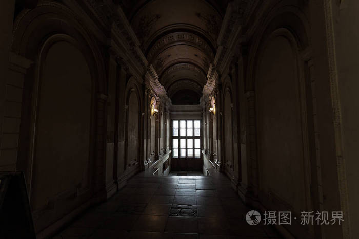 一所废弃的房子里黑暗的空走廊隧道的神秘内部. 黑暗神秘的走廊.