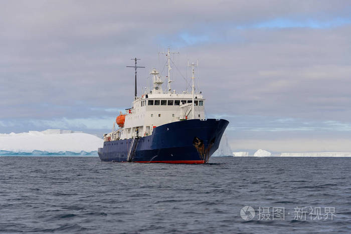 南极海域冰山探险船