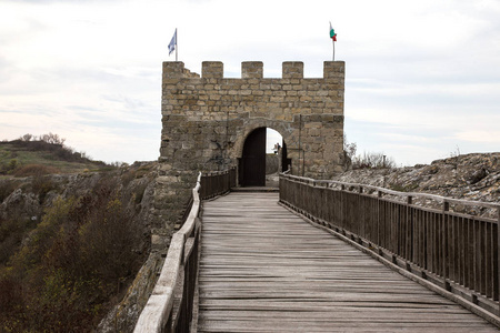 一座古老的木桥，位于石堡中，穿过山间的深渊。 一座木桥连接着两块古老的保加利亚堡垒