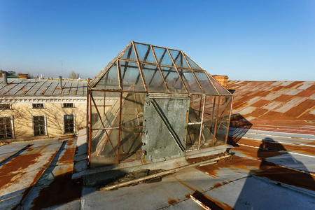 一个古老的屋顶，有一个角落的玻璃建筑设计的透明灯天花板。 屋顶上的窗户玻璃角灯。 玻璃屋顶穹顶。 屋顶上的窗户是自然光的盲灯