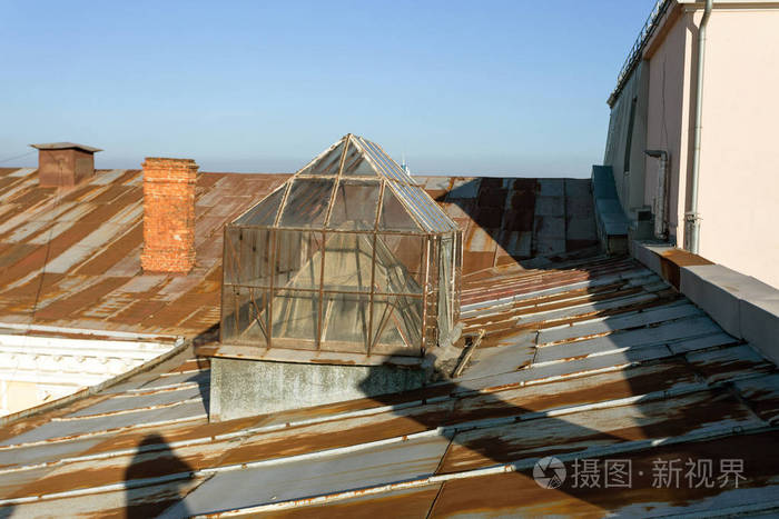 一个古老的屋顶，有一个角落的玻璃建筑设计的透明灯天花板。 屋顶上的窗户玻璃角灯。 玻璃屋顶穹顶。 屋顶上的窗户是自然光的盲灯