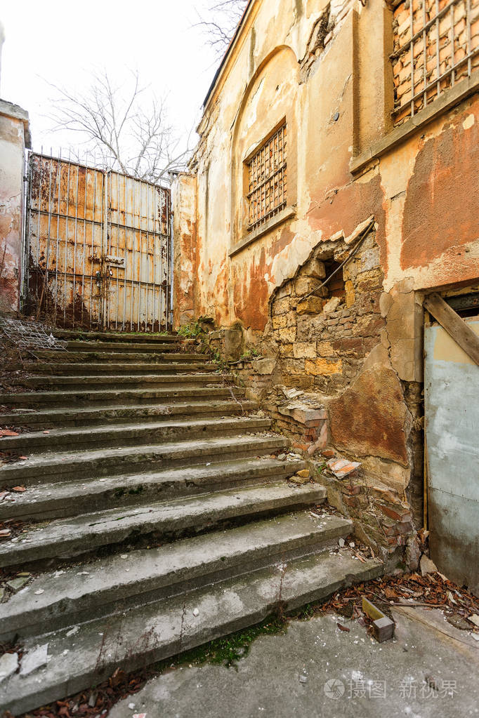 石水泥台阶的旧楼梯,有风化和破坏的痕迹.
