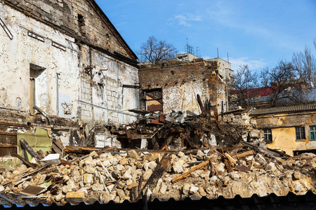 企业家头上戴着危机炸弹睡觉一所废弃的房子在一个贫穷的社区倒塌了