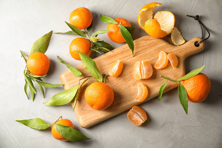 灰色背景下成熟橘子的平躺构图图片