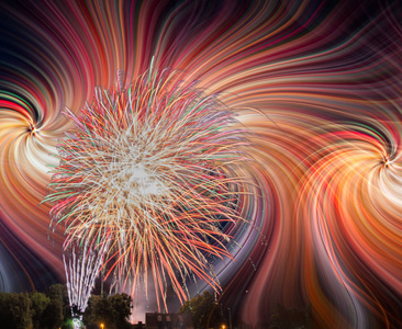 在夜空中展示五颜六色的烟花,有旋转的效果照片