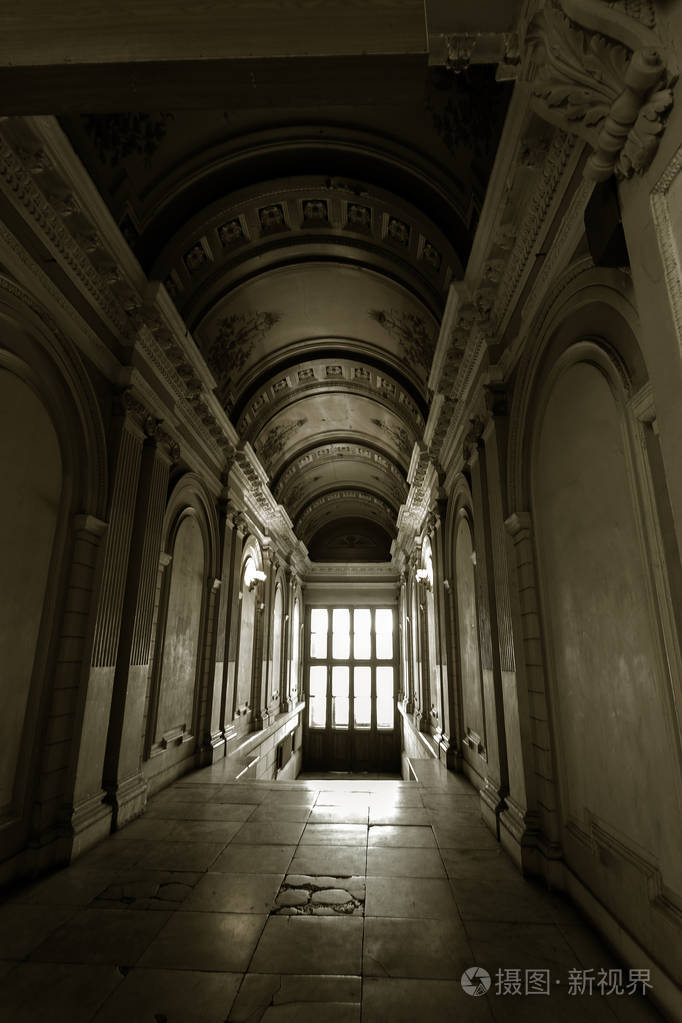 一所废弃的房子里黑暗的空走廊隧道的神秘内部. 黑暗神秘的走廊.