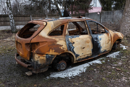 在停车场放火烧汽车.