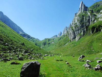 在瑞士阿彭策尔内罗登的阿尔泼斯坦山脉中的法赫伦塞湖上的山峰。