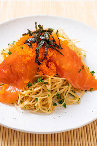 意大利通心粉与烟熏鲑鱼和虾蛋融合食品风格